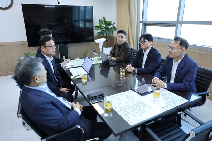 제5기 환경정책 전문가 해외파견 성과 점검 회의 주재하는 한국환경보전원 신진수 원장